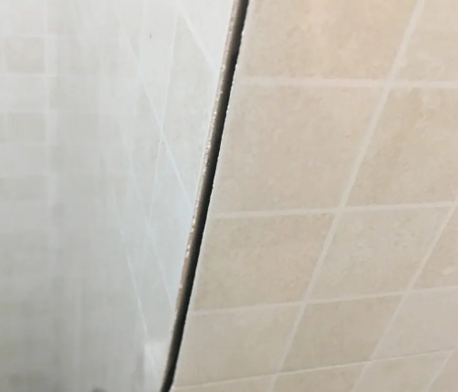 渠县瓷砖空鼓维修公司分享阳台瓷砖脱落的修复过程可以分为以下几个步骤