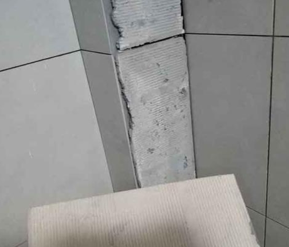 渠县瓷砖空鼓维修公司分享下厨房瓷砖脱落的补救措施。